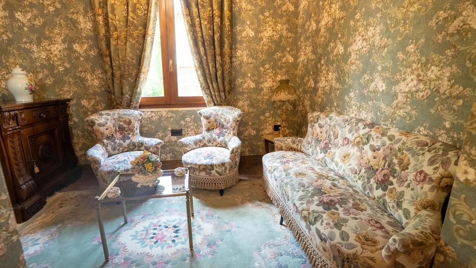Castle Boutique Hotel Tirana 0*,  Albania